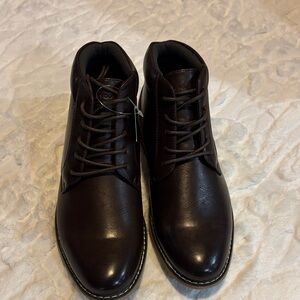 London Fog Men's Chukka Boots in Rich Brown Size 9.